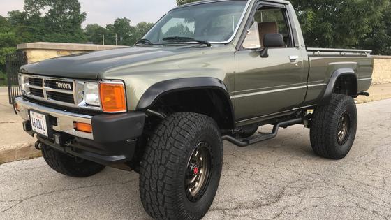 Modified 1987 Toyota Pickup 4×4