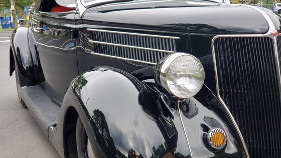 Edelbrock Racing V8-Powered 1936 Ford Roadster