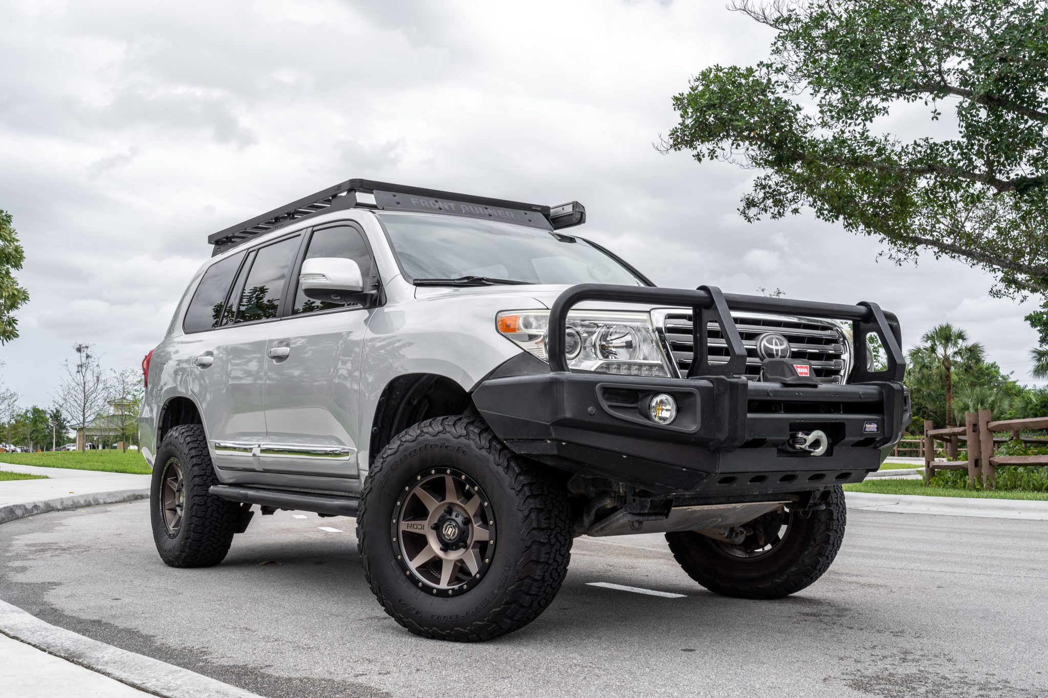 2013 Toyota Land Cruiser URJ200 by Unknown Builder