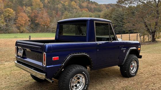 302ci V8 1975 Ford Bronco Half-Cab Pickup