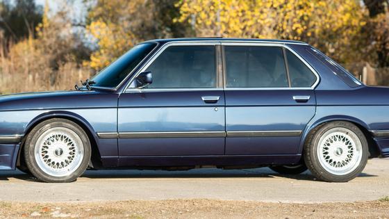 Manual-Swapped BMW E28 by CAtuned