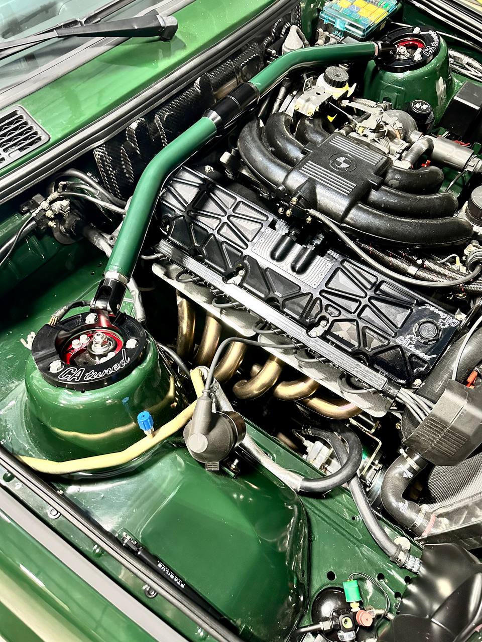 The Greenmaxhine BMW E30 Sedan by CAtuned