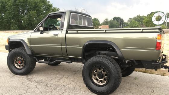 Modified 1987 Toyota Pickup 4×4