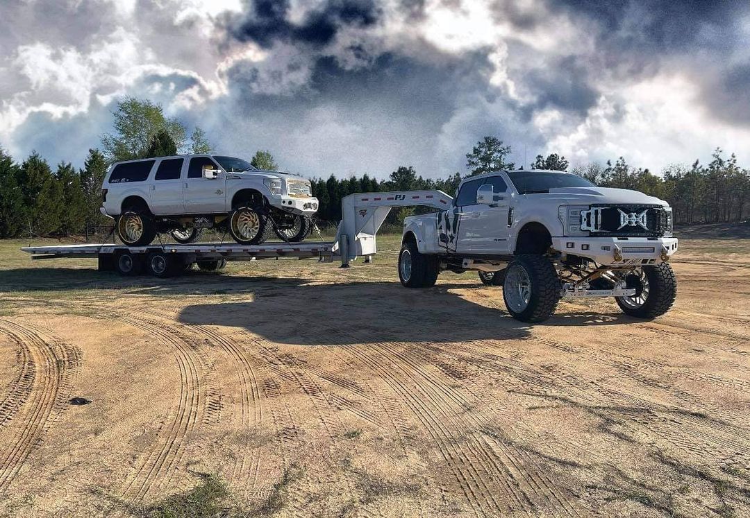 600hp Diesel 2002 Ford Excursion with Lambo Doors