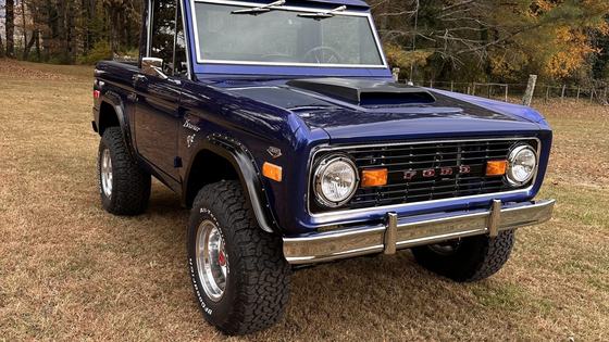302ci V8 1975 Ford Bronco Half-Cab Pickup