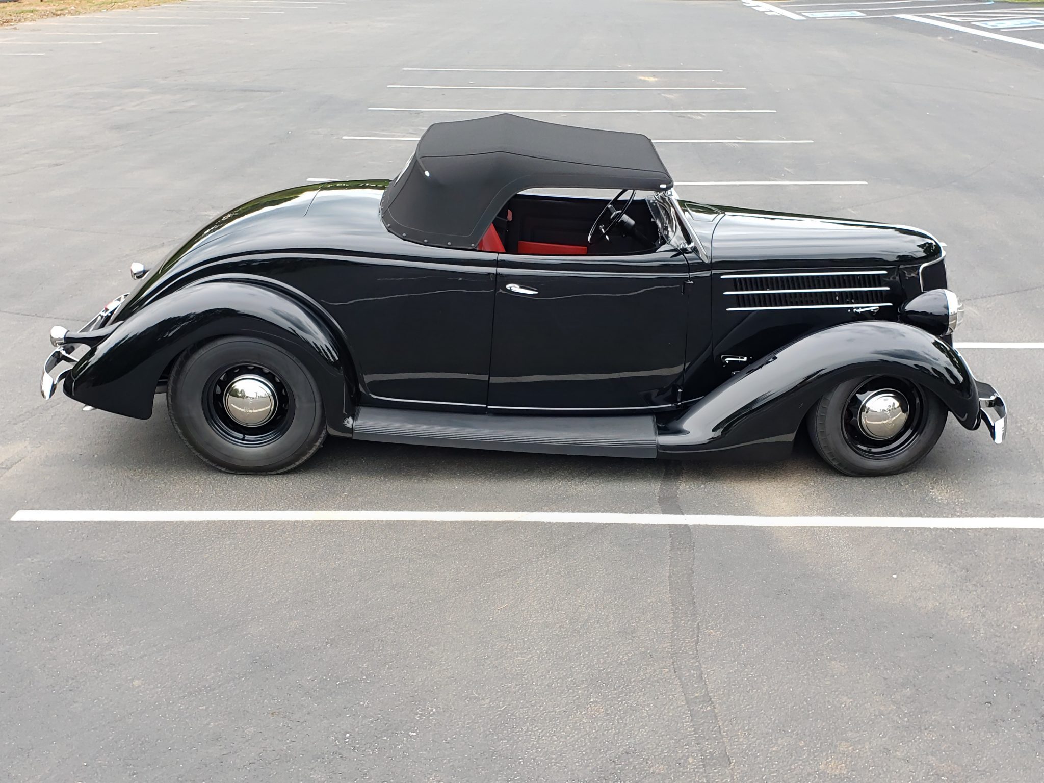 Edelbrock Racing V8-Powered 1936 Ford Roadster