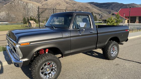 1977 Ford F-150 Custom 4×4 by BaerBronco