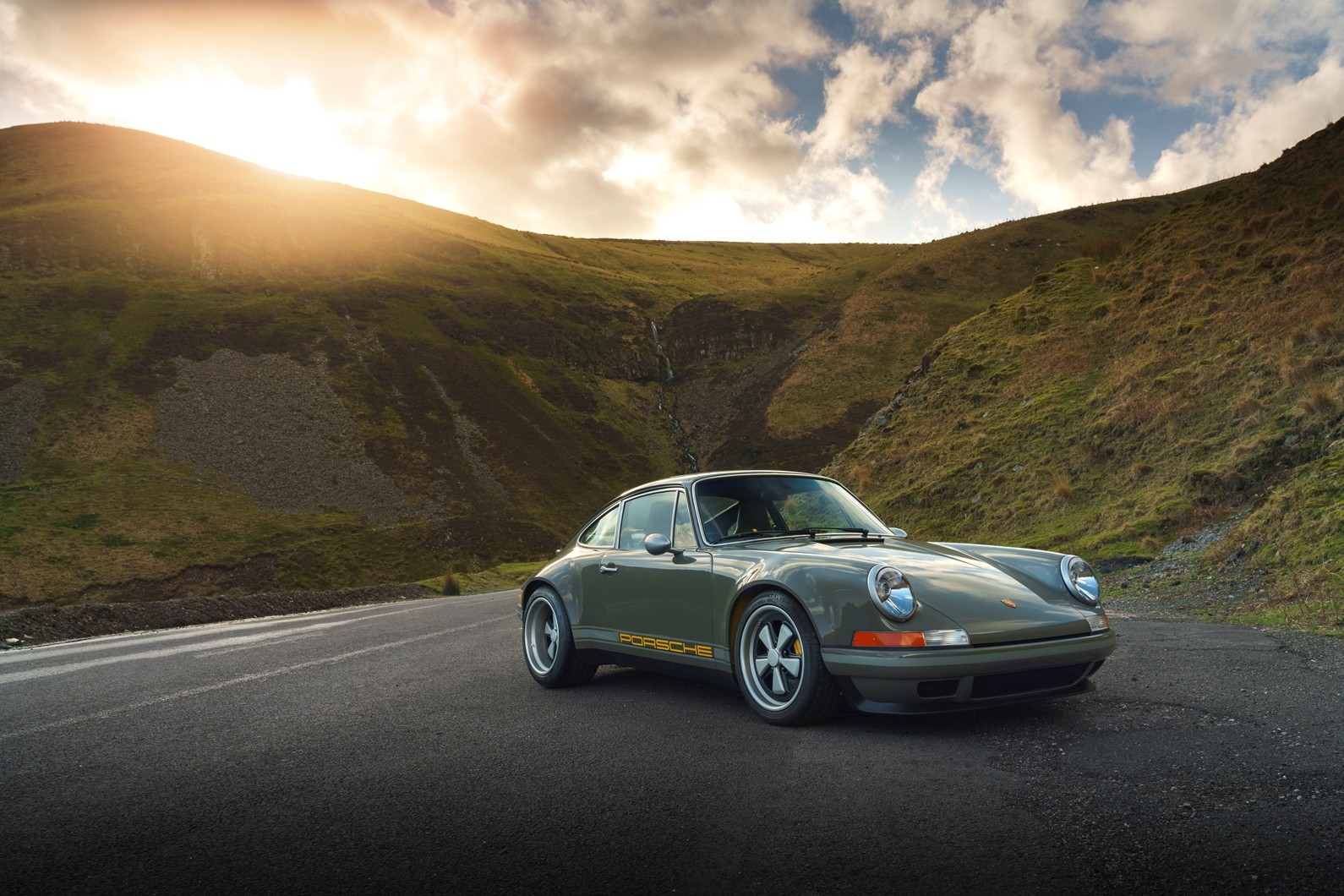 371hp Porsche 911 964 Restomod by Theon Design