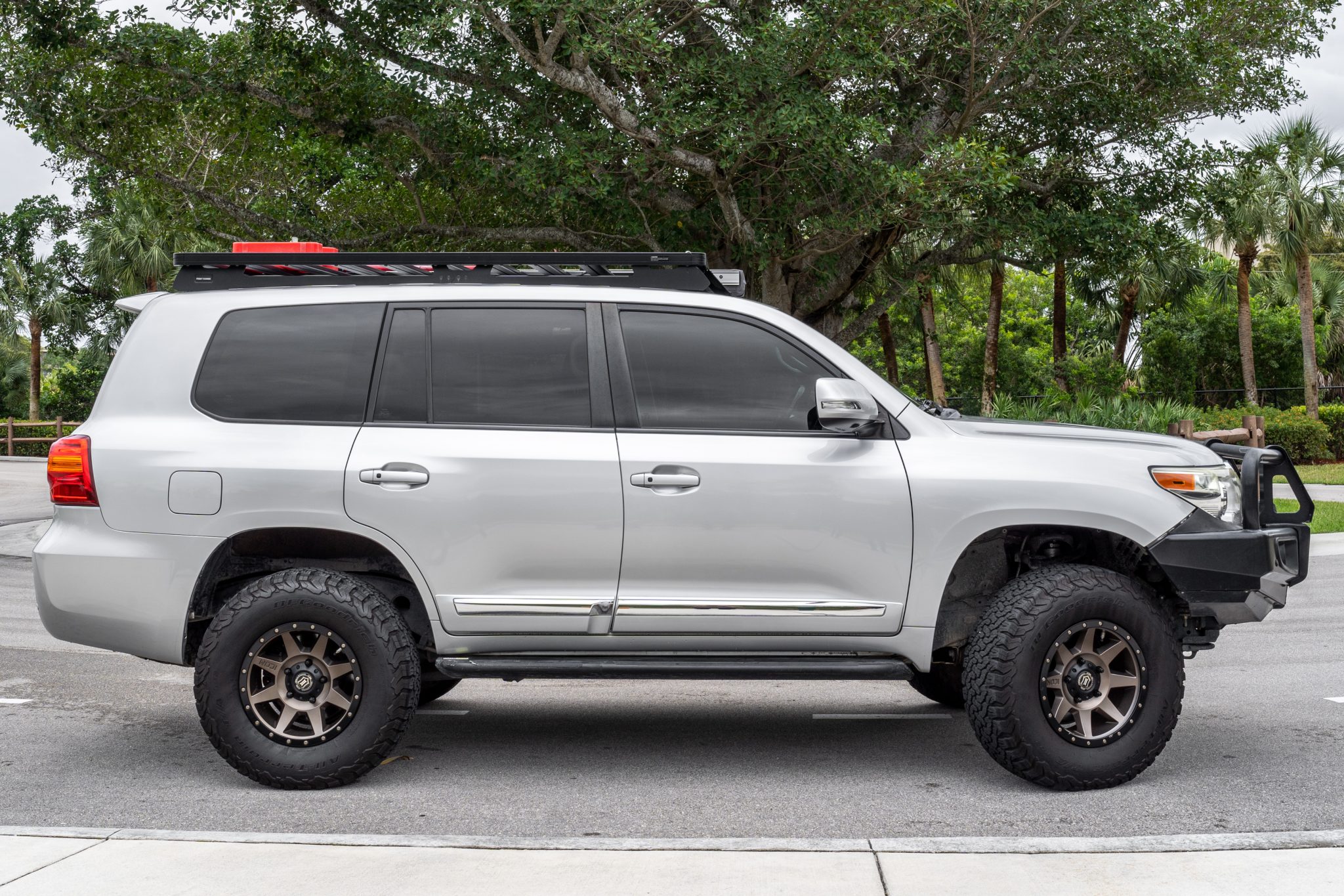 2013 Toyota Land Cruiser URJ200 by Unknown Builder