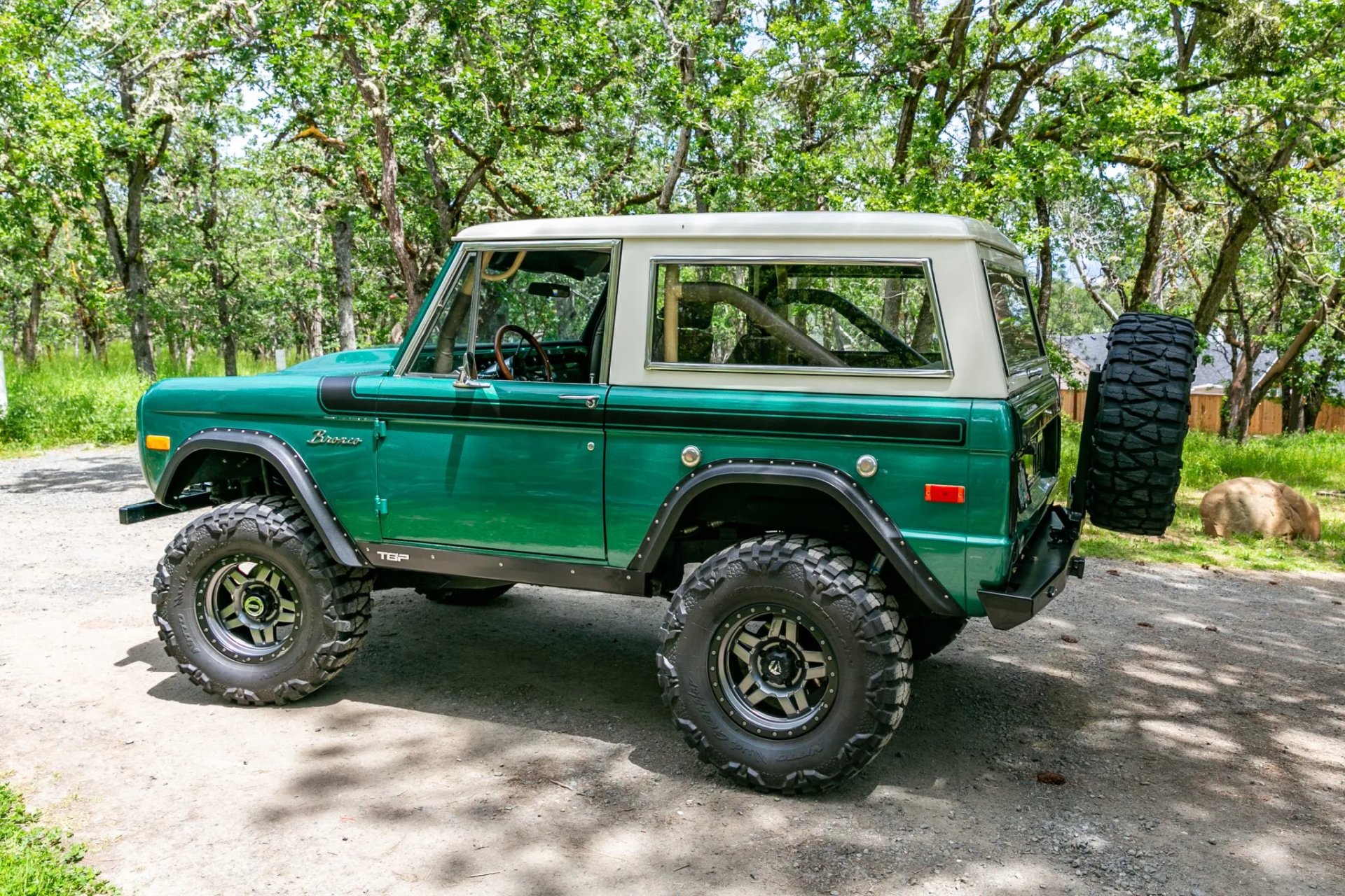 5.8L V8-Powered 1975 Ford Bronco Off-Roader