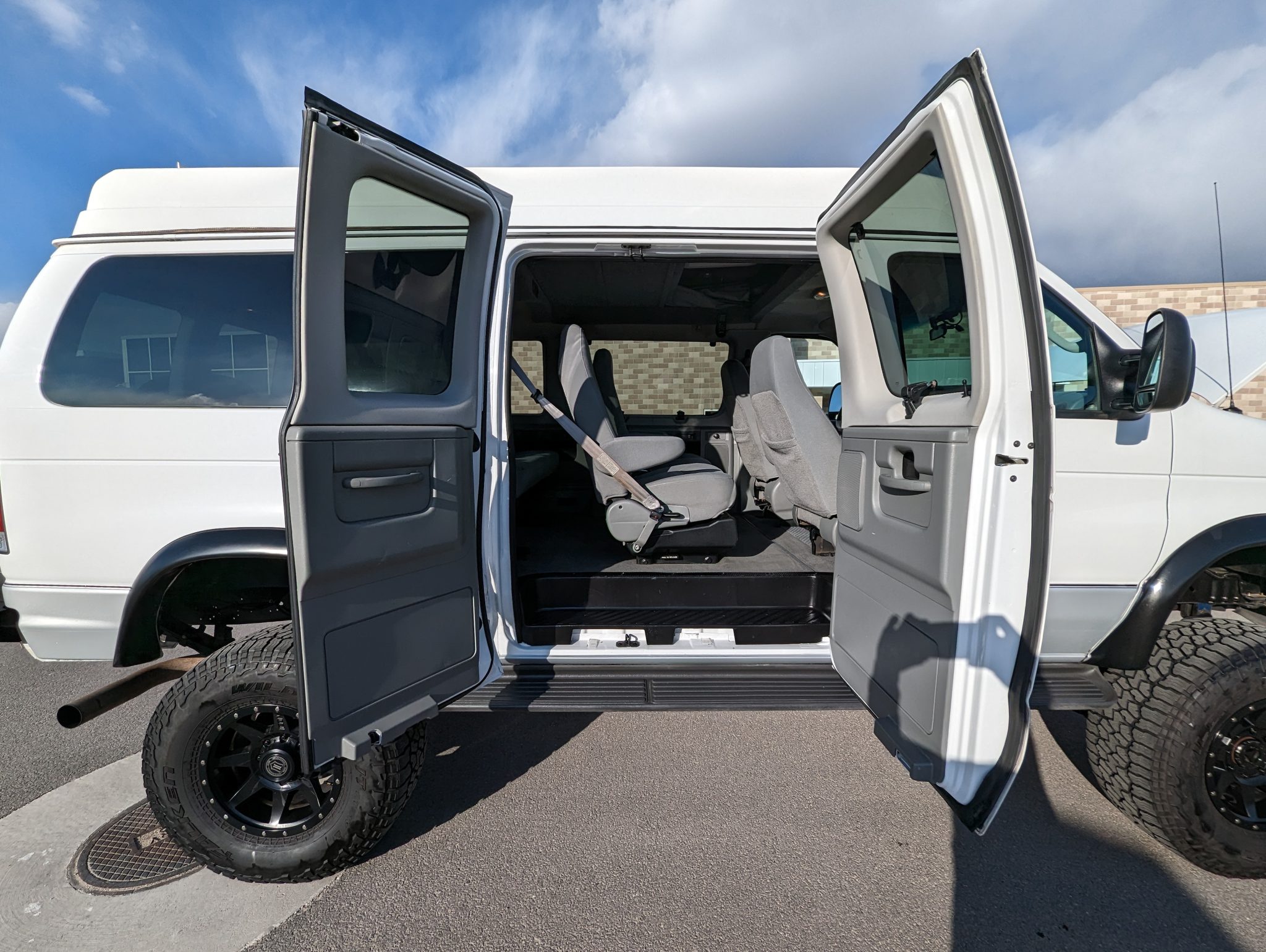2006 Ford E-350 Super Duty by SpeedAddict502