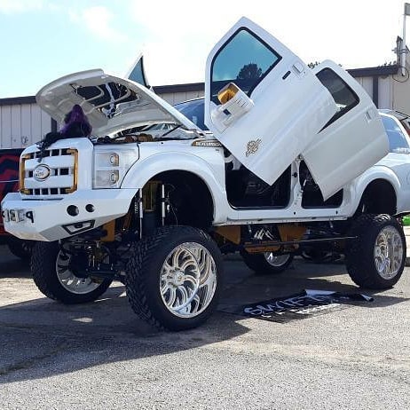 600hp Diesel 2002 Ford Excursion with Lambo Doors