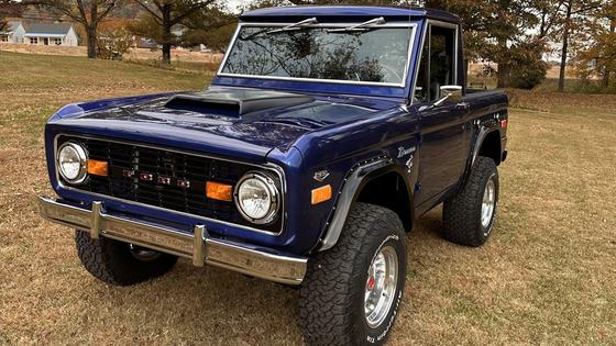 302ci V8 1975 Ford Bronco Half-Cab Pickup
