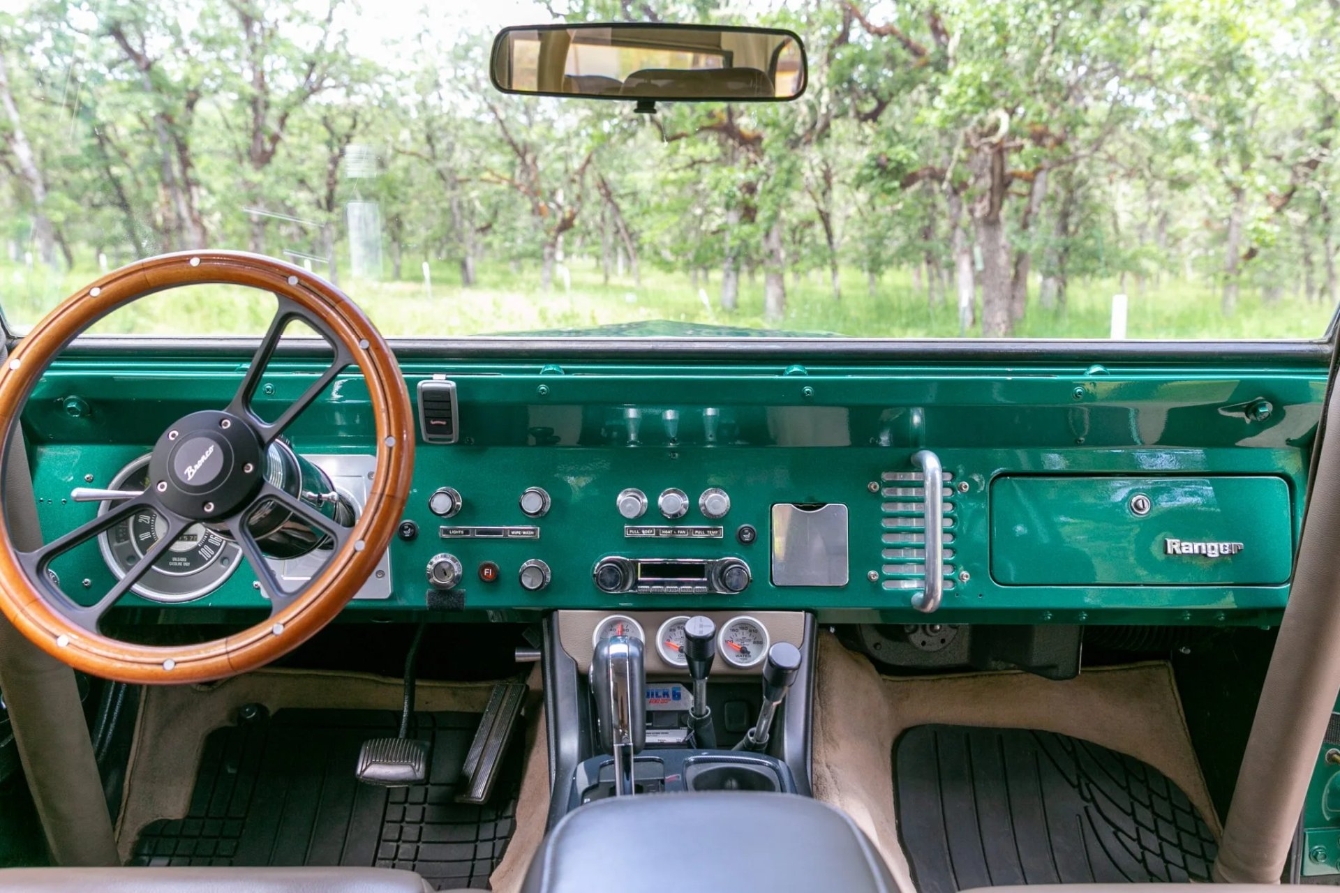 5.8L V8-Powered 1975 Ford Bronco Off-Roader