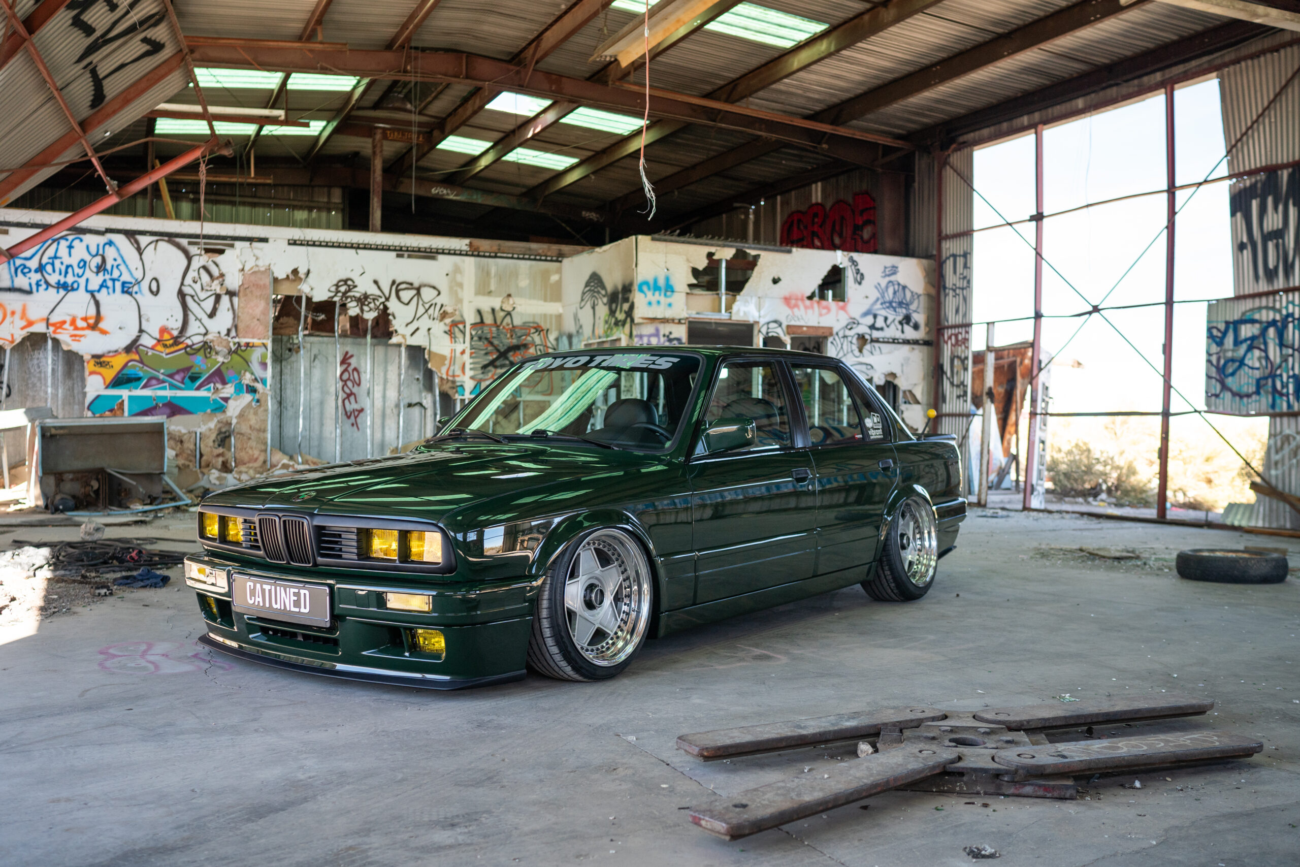 The Greenmaxhine BMW E30 Sedan by CAtuned