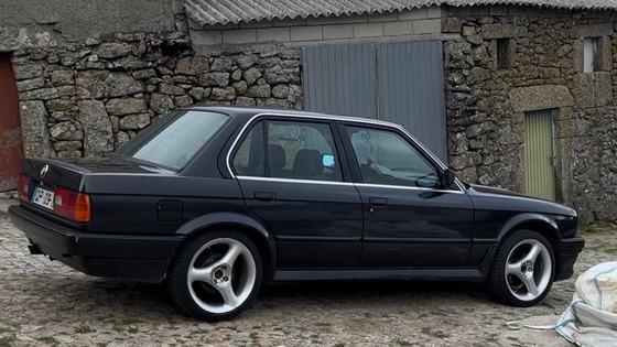 BMW E30 with Unique Trispoke Wheels