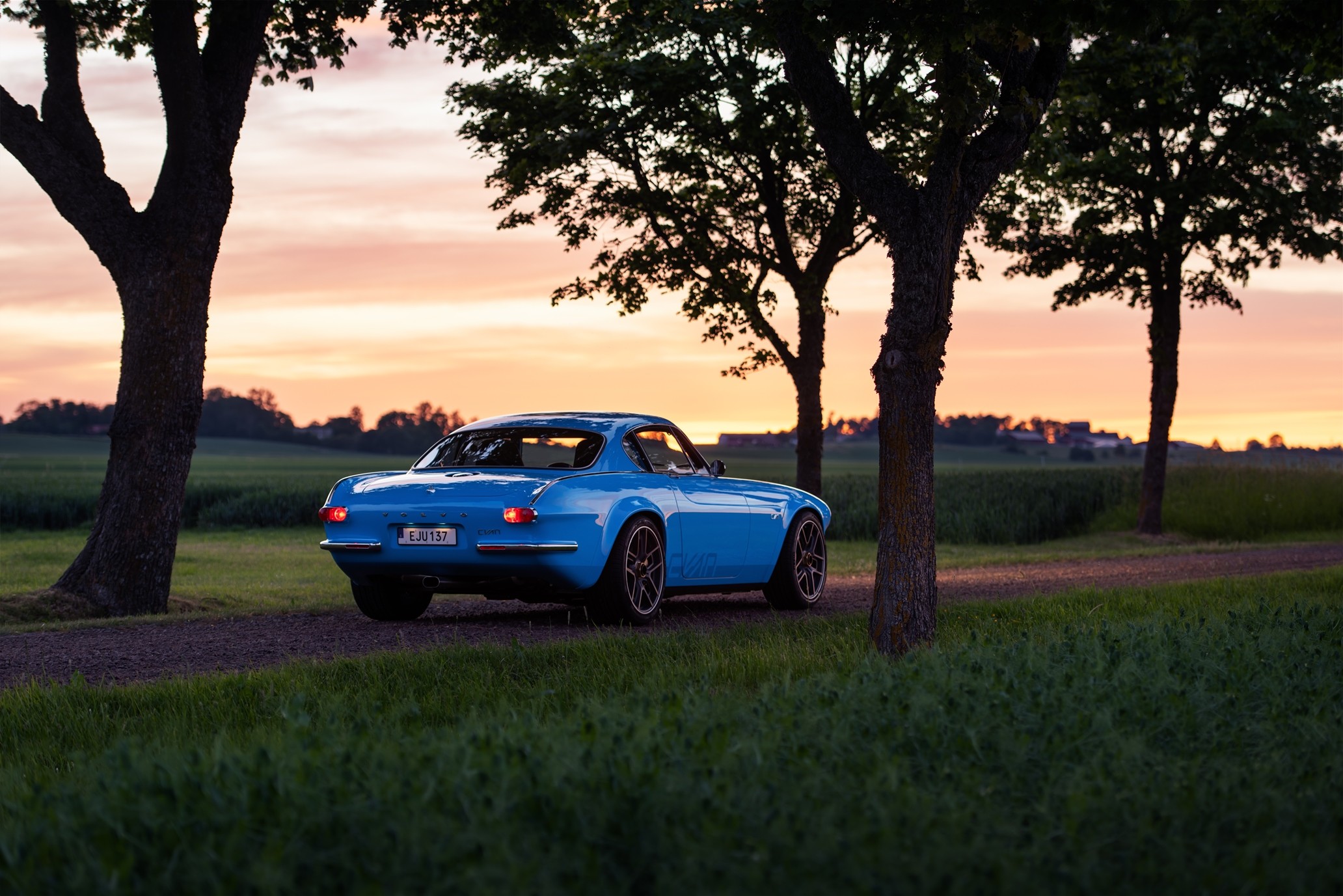 420hp Volvo P1800 Cyan Restomod