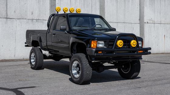 1985 Toyota Pickup Xtracab SR5 4×4 by SOS Customs