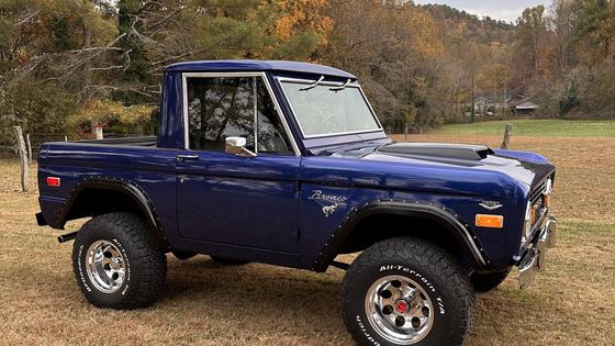 302ci V8 1975 Ford Bronco Half-Cab Pickup