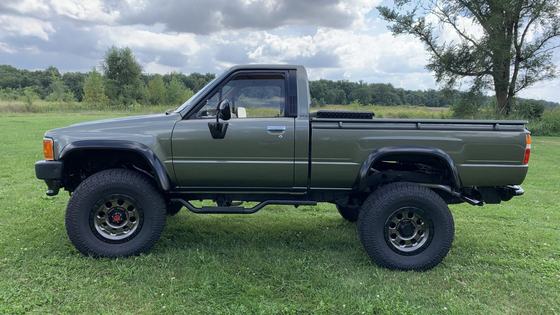 Modified 1987 Toyota Pickup 4×4