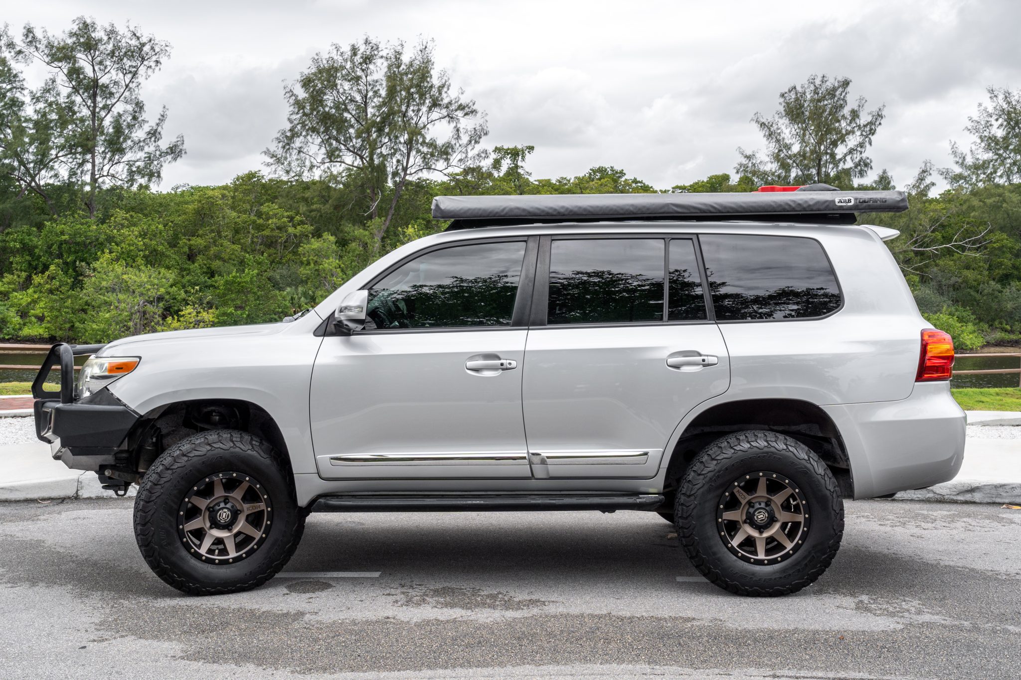 2013 Toyota Land Cruiser URJ200 by Unknown Builder
