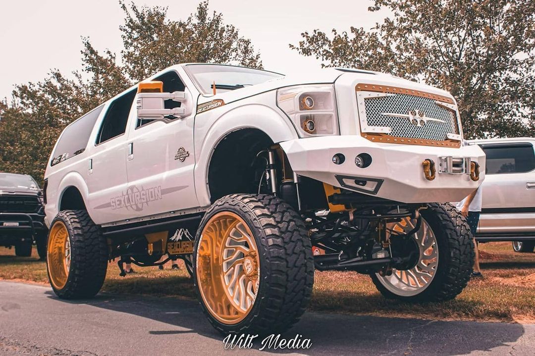 600hp Diesel 2002 Ford Excursion with Lambo Doors